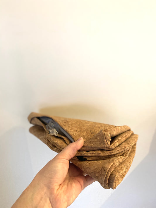 Inflatable nursing pillow in natural cork