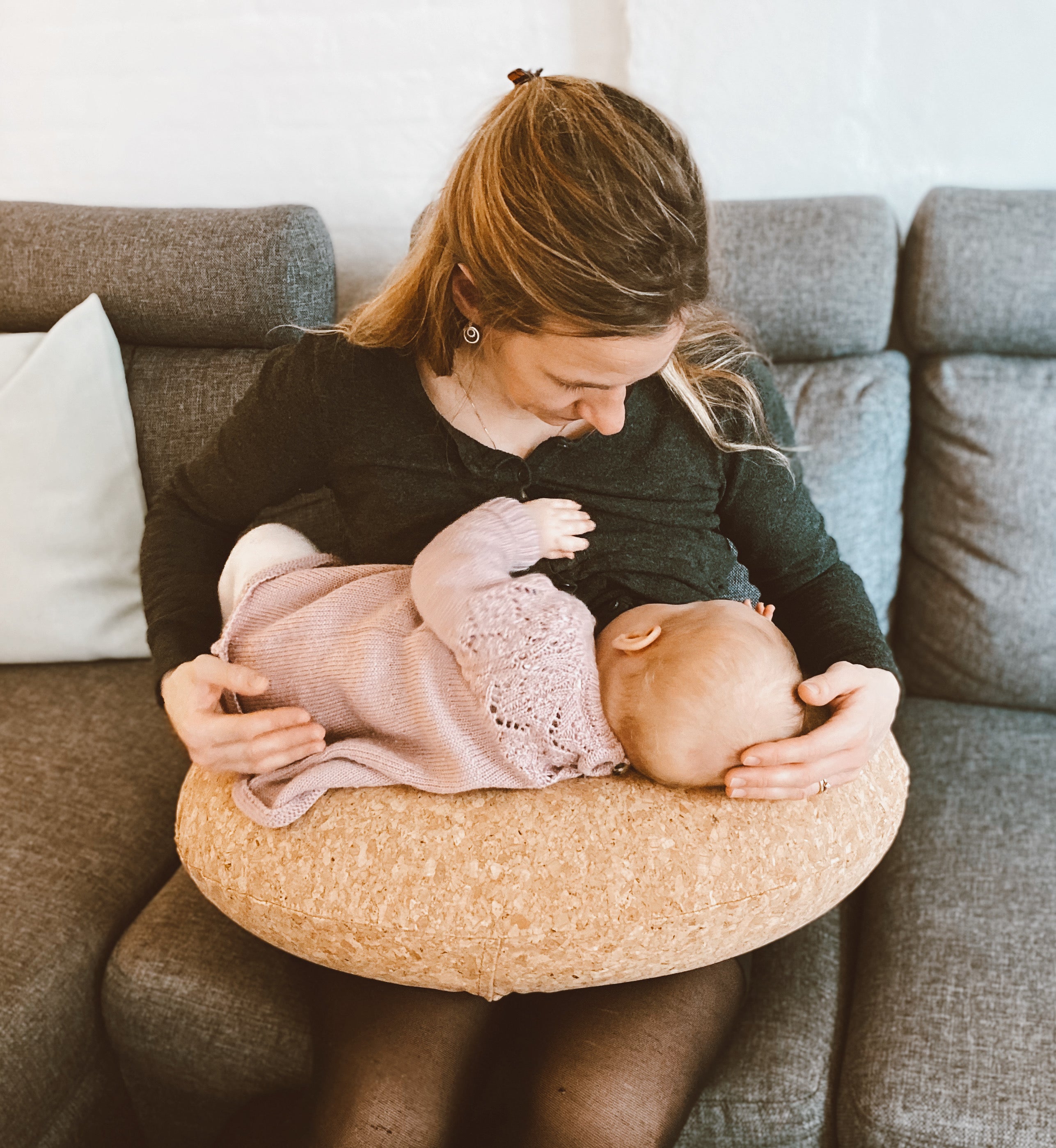 Inflatable nursing pillow in natural cork